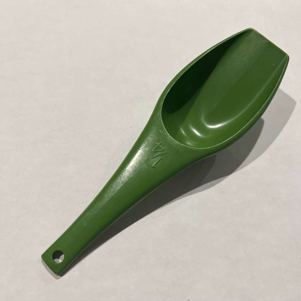 Foley Harvest Avocado Green Measuring Scoop 1/4 Cups 1970's vintage Retro Kitsch